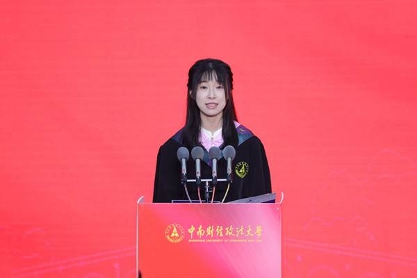 王若研在畢業(yè)典禮上發(fā)言。崔楨楨 攝