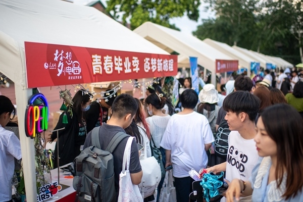 市集現(xiàn)場(chǎng)。人民網(wǎng)記者 翁奇羽攝