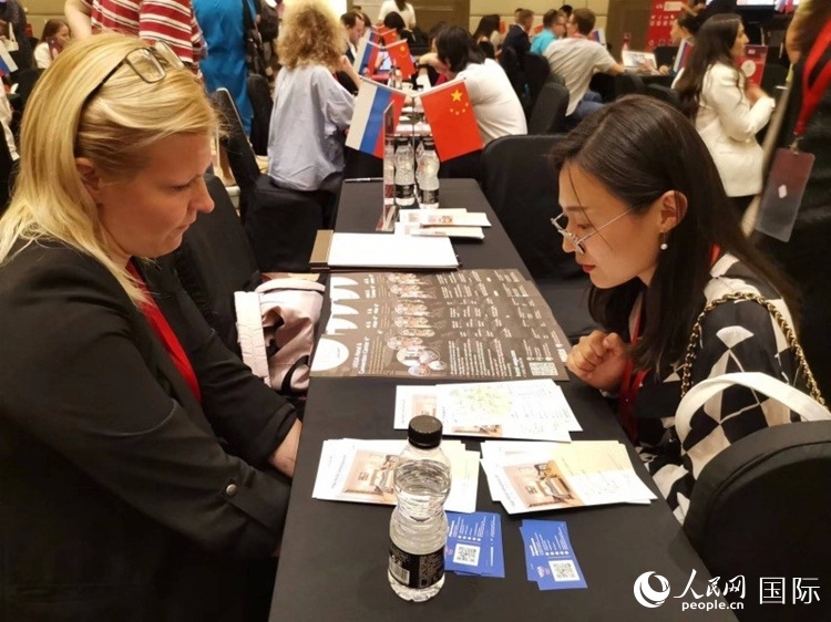 中俄旅游行業(yè)代表在北京路演活動(dòng)現(xiàn)場(chǎng)面對(duì)面溝通。人民網(wǎng)記者 楊倩攝