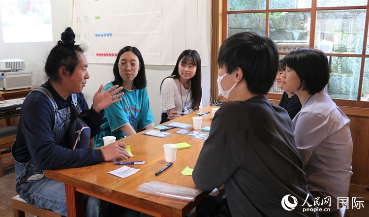 通過卡片游戲，模擬如何解決海洋垃圾問題。人民網(wǎng) 許可攝