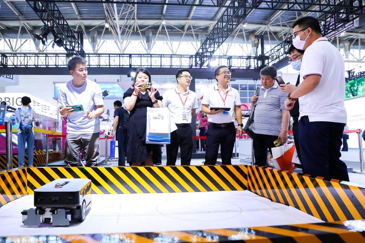 講解員向觀眾介紹智能劃線機器人。來源：受訪方供圖