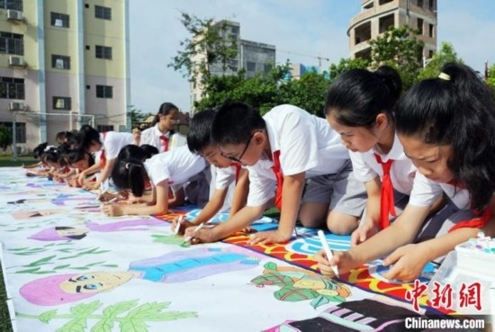 圖為學(xué)生們用手中畫筆在進(jìn)行創(chuàng)作。 興業(yè)縣融媒體中心供圖