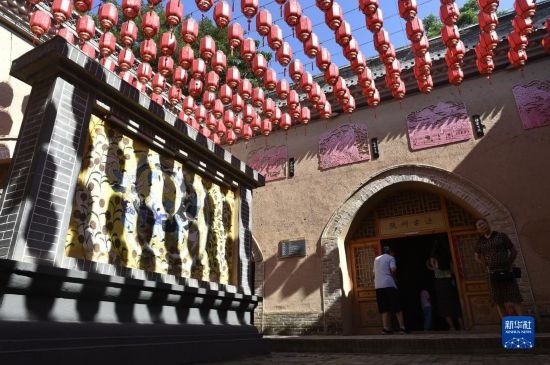 6月23日，游人在三門峽市陜州地坑院景區(qū)內(nèi)游覽。