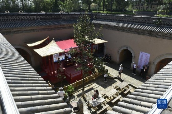 6月23日，游人在三門峽市陜州地坑院景區(qū)內(nèi)游覽。