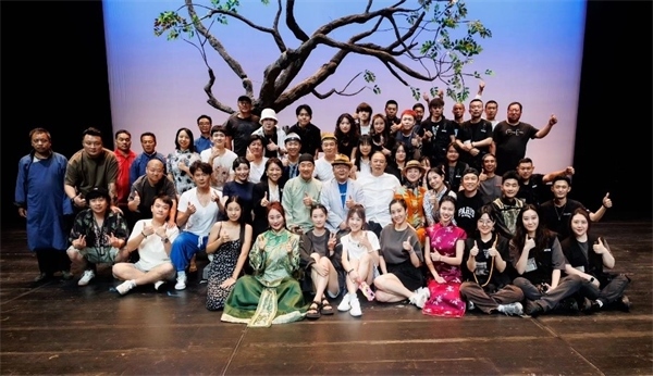 《斷金》百場(chǎng)演職人員合影。龍馬社供圖