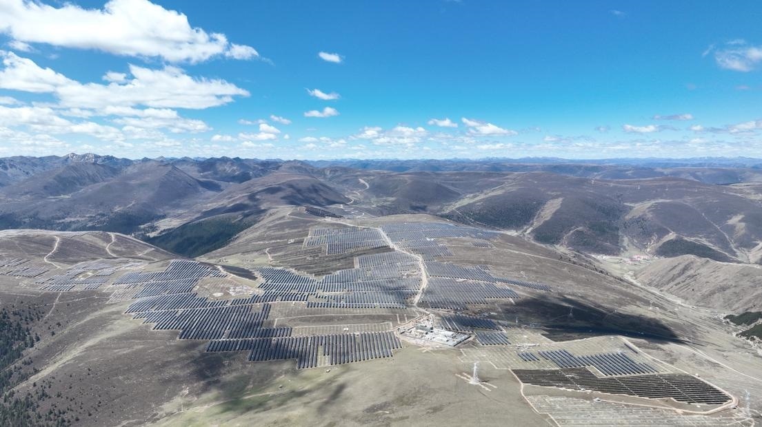 航拍雅礱江柯拉一期光伏電站。受訪者供圖