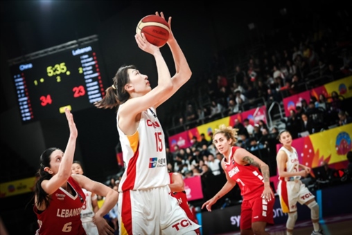 中國女籃隊(duì)員韓旭籃下進(jìn)攻。圖片來源：國際籃聯(lián)