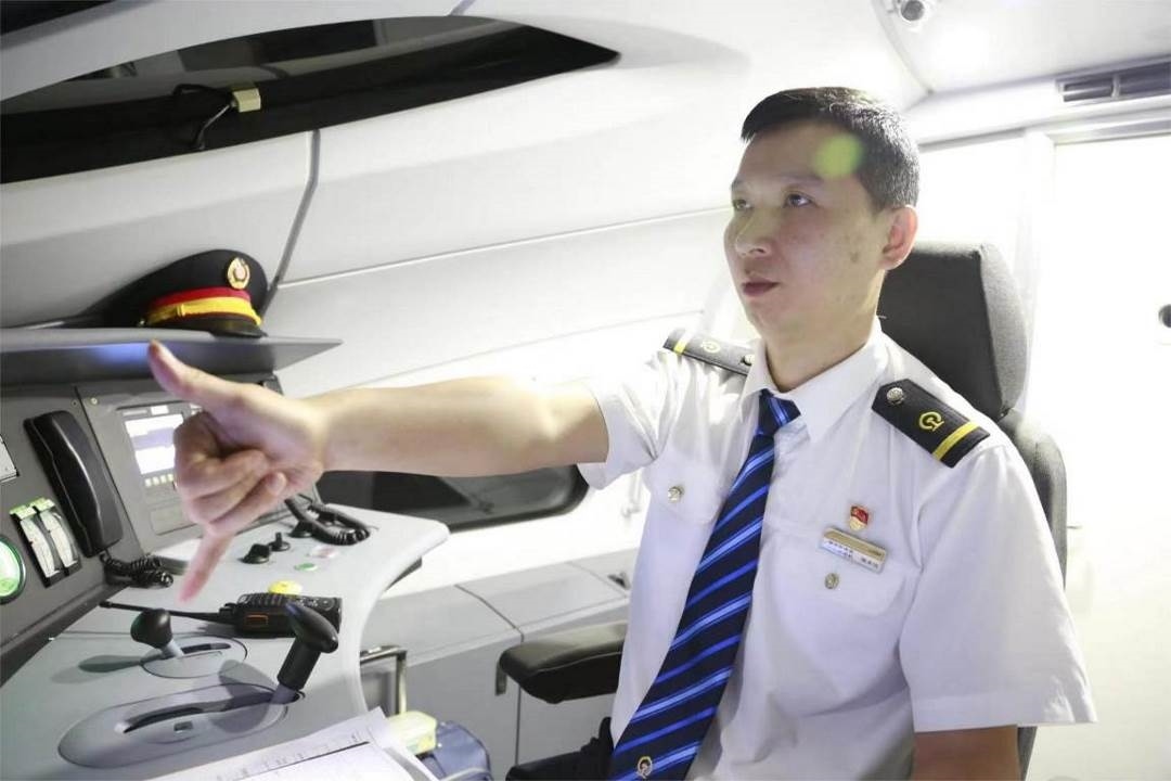 陳承儀駕駛動車組列車執(zhí)行標準作業(yè)。陳巍攝