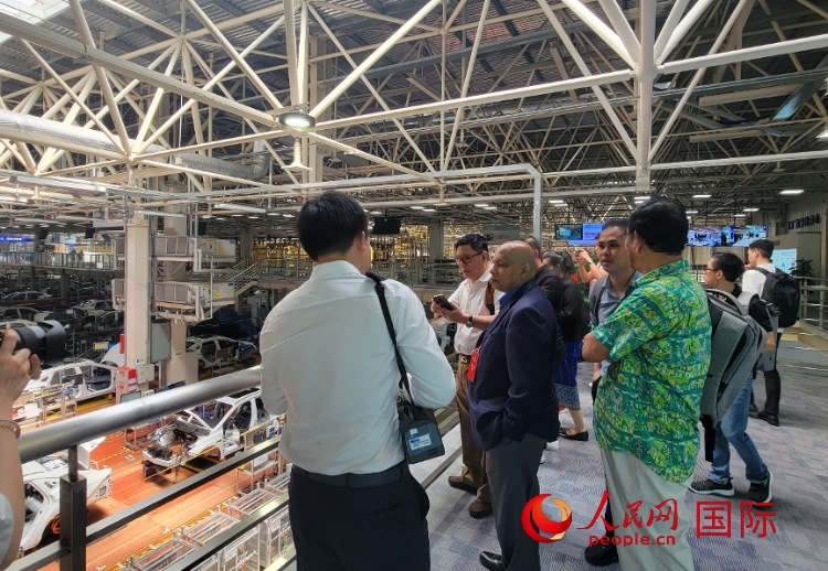 外媒記者在廣汽埃安車間參觀。人民網(wǎng) 寧玉瑛攝
