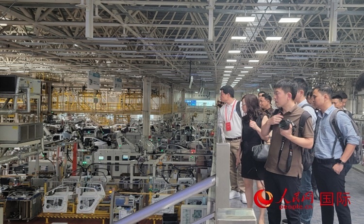 外媒記者在廣汽埃安車間參觀。人民網(wǎng) 寧玉瑛攝