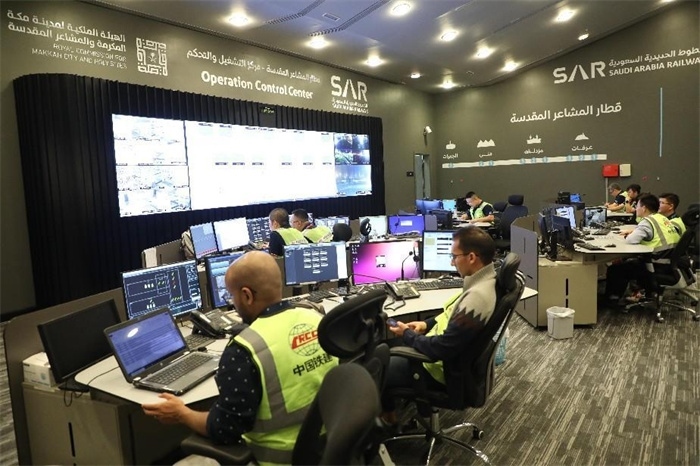 中外工作人員在控制室工作。中國鐵建供圖