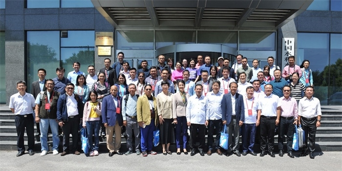 由瀾湄六國(guó)有關(guān)部門(mén)及主流媒體等組成的采訪團(tuán)與中方代表在瀾湄水資源合作中心門(mén)口合影。（瀾湄水資源合作中心供圖）