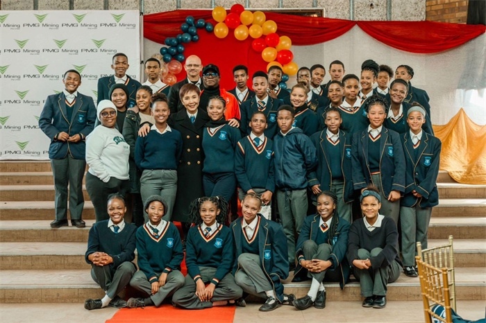 Blinkklip高中的學(xué)生們。（圖片來源：廣西大錳南非PMG礦業(yè)有限公司）