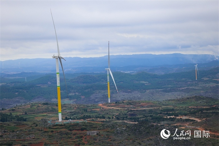 位于云南省曲靖市富源縣的富源西風(fēng)電基地。（人民網(wǎng) 李發(fā)興攝）
