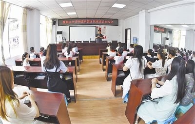  圖②：法院干警向參加活動的學生和家長講解暑假安全教育知識。