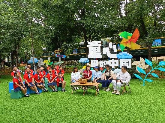 文縣東壩童聲合唱團(tuán)的孩子們在央視大風(fēng)車基地錄制節(jié)目。