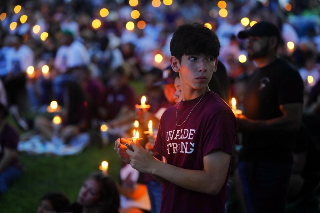 5月24日，在美國得克薩斯州小城尤瓦爾迪，人們參加守夜儀式悼念校園槍擊遇害者。當(dāng)日是美國尤瓦爾迪大規(guī)模校園槍擊事件一周年。新華社記者吳曉凌攝