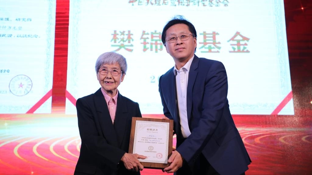 國家文物局黨組成員、副局長解冰（右）為樊錦詩（左）頒發(fā)捐贈證書。新華社記者張睿 攝