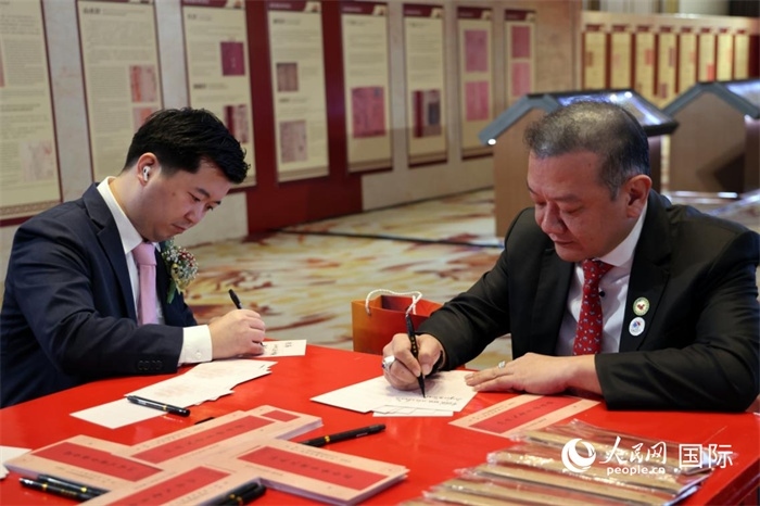 觀眾在展覽現(xiàn)場設(shè)置的體驗(yàn)區(qū)手寫“批信”。人民網(wǎng)記者楊一攝