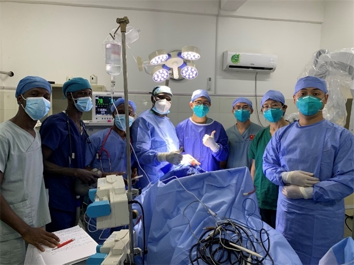 腦膿腫手術(shù)成功，全體參與手術(shù)的醫(yī)務(wù)工作者合影留念。中國第二十九批援幾內(nèi)亞醫(yī)療隊供圖