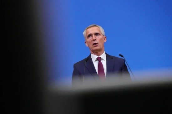 7月6日，在比利時(shí)布魯塞爾的北約總部，北約秘書(shū)長(zhǎng)斯托爾滕貝格在會(huì)議后召開(kāi)新聞發(fā)布會(huì)。新華社記者鄭煥松攝