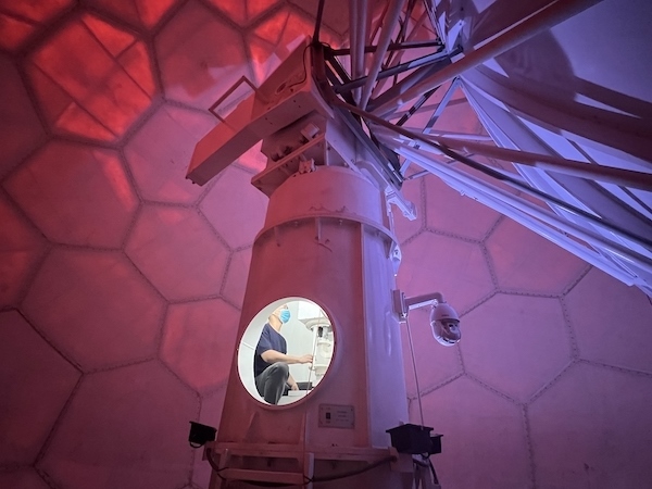 寧德國家天氣雷達站工作人員正在清洗雷達滑環(huán)。人民網(wǎng)高清揚攝