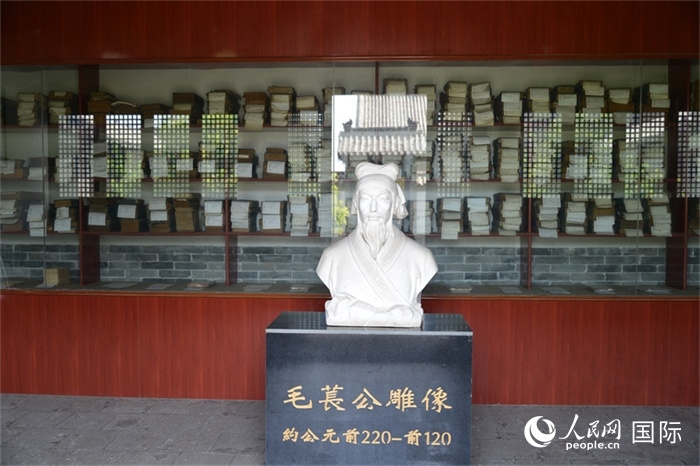 河間詩經(jīng)齋毛萇雕像。雕像后書櫥中陳列的是歷代各版本《詩經(jīng)》及譯本。 人民網(wǎng) 趙昭攝