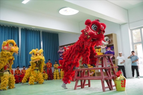 開課儀式現(xiàn)場，疏附縣第一中學(xué)舞獅隊的醒獅表演。