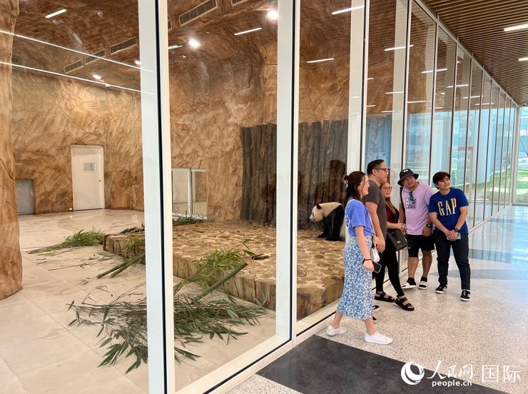 當(dāng)?shù)赜慰团c“四海”合影。人民網(wǎng)記者 張志文攝