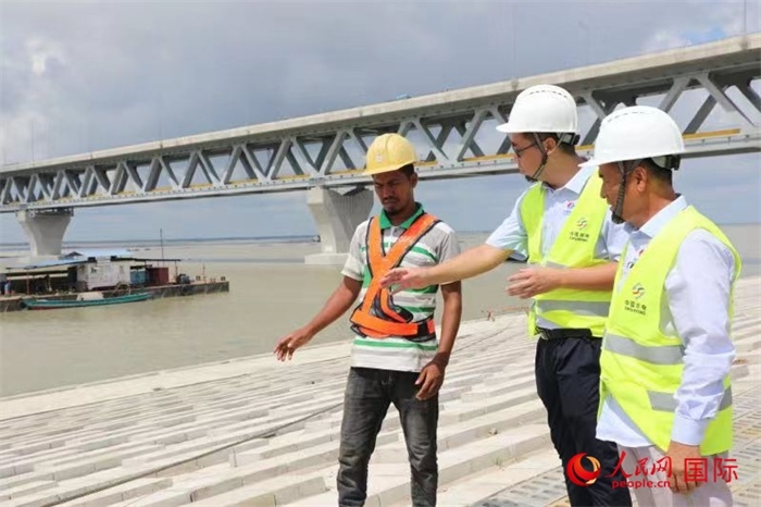 孟加拉國(guó)帕德瑪大橋河道整治工程北岸整治區(qū)域長(zhǎng)1.5千米，南岸長(zhǎng)11.5千米，是目前世界上規(guī)模最大的河道整治工程。人民網(wǎng)記者 孫廣勇攝