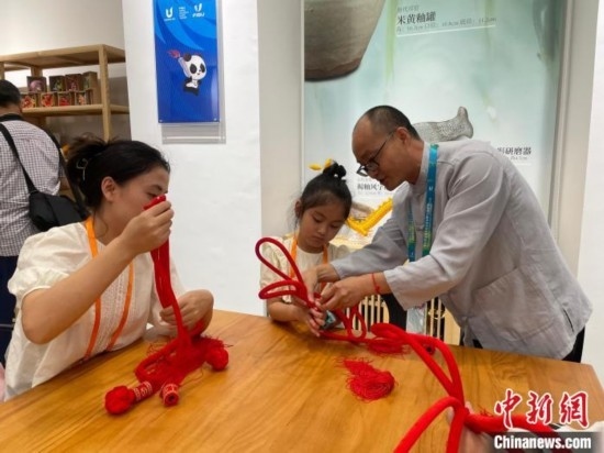 市民體驗制作吉祥如意結。祝歡 攝