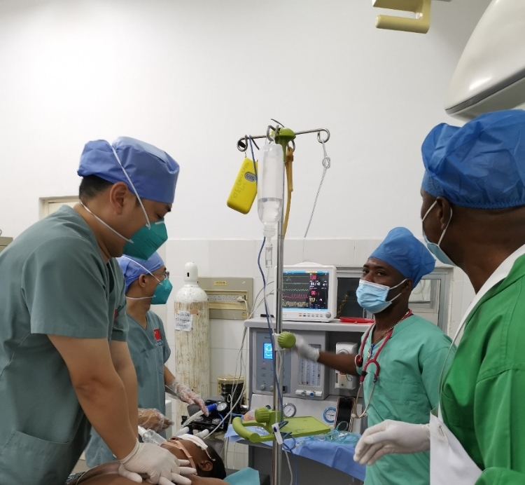 麻醉科李學(xué)斌醫(yī)生和手術(shù)室護(hù)士趙鈺進(jìn)行復(fù)蘇搶救。中國(guó)第二十九批援幾內(nèi)亞醫(yī)療隊(duì)供圖