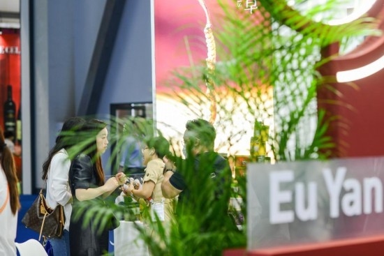 RCEP成員國企業(yè)亮相第三屆消博會。2023年4月12日，參觀者在新加坡企業(yè)余仁生的展臺了解產品。新華社記者王澤聰攝