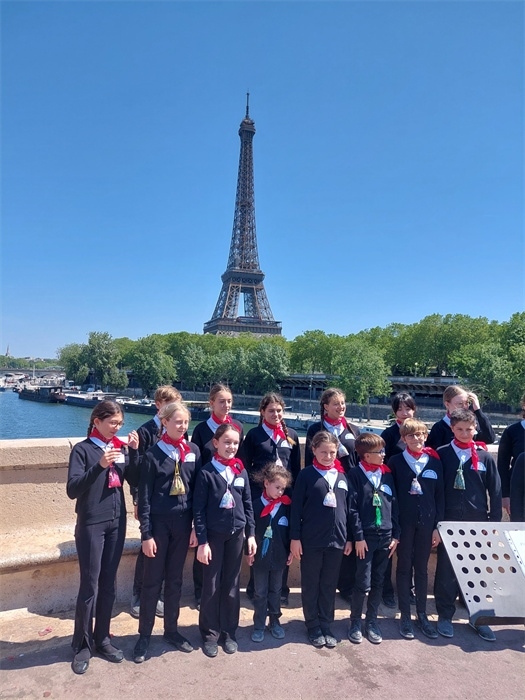 2.2023年5月，巴黎寶麗聲童聲合唱團(tuán)錄制歌曲《如果我去中國(guó)》。（圖片由受訪者提供）