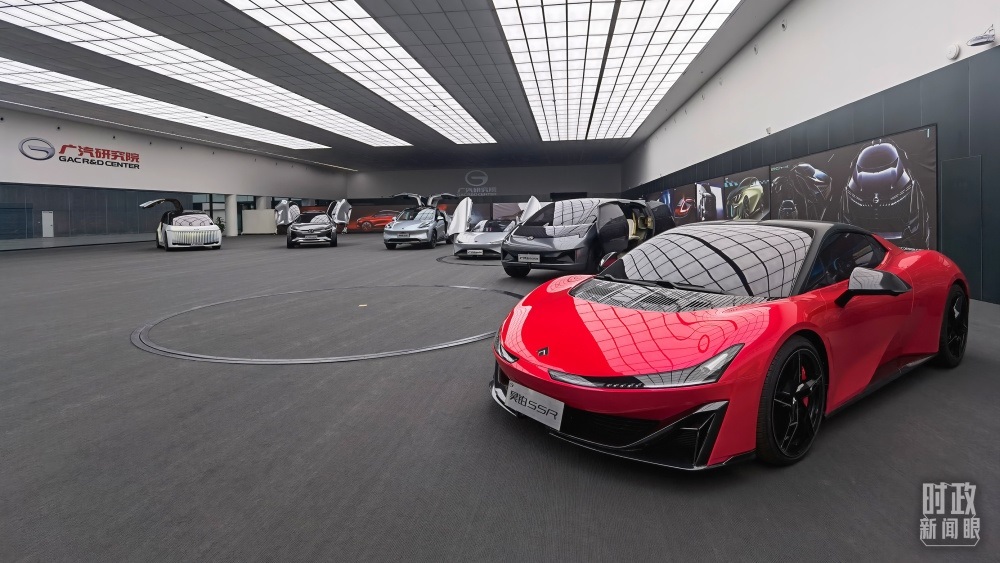 今年4月，習(xí)近平考察廣汽埃安新能源汽車(chē)股份有限公司，了解企業(yè)推動(dòng)制造業(yè)高端化、智能化、綠色化等情況。（總臺(tái)央視記者石丞拍攝）