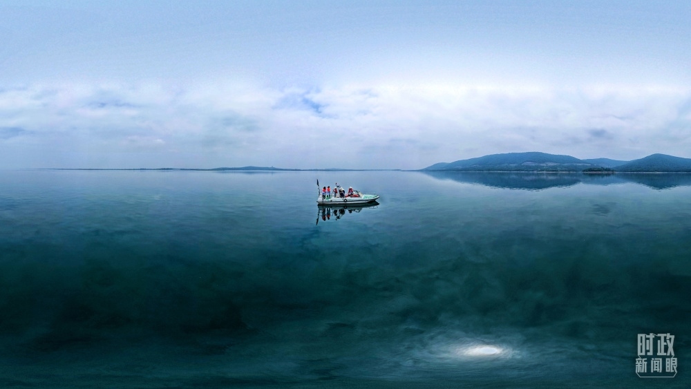 丹江口水庫(kù)，工作人員正在采集水樣。（總臺(tái)國(guó)廣記者李晉拍攝）