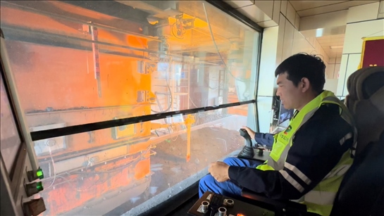 國(guó)家電投內(nèi)蒙古公司南露天煤礦裝車站司機(jī)石繼立的操縱下，一次性60噸的煤炭穩(wěn)穩(wěn)裝入車廂。人民網(wǎng) 金洪花攝