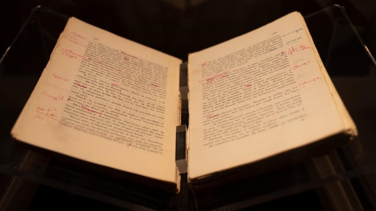 《希臘人左巴》初印后，卡贊扎基斯的修改批注。人民網記者 葛泰佚攝