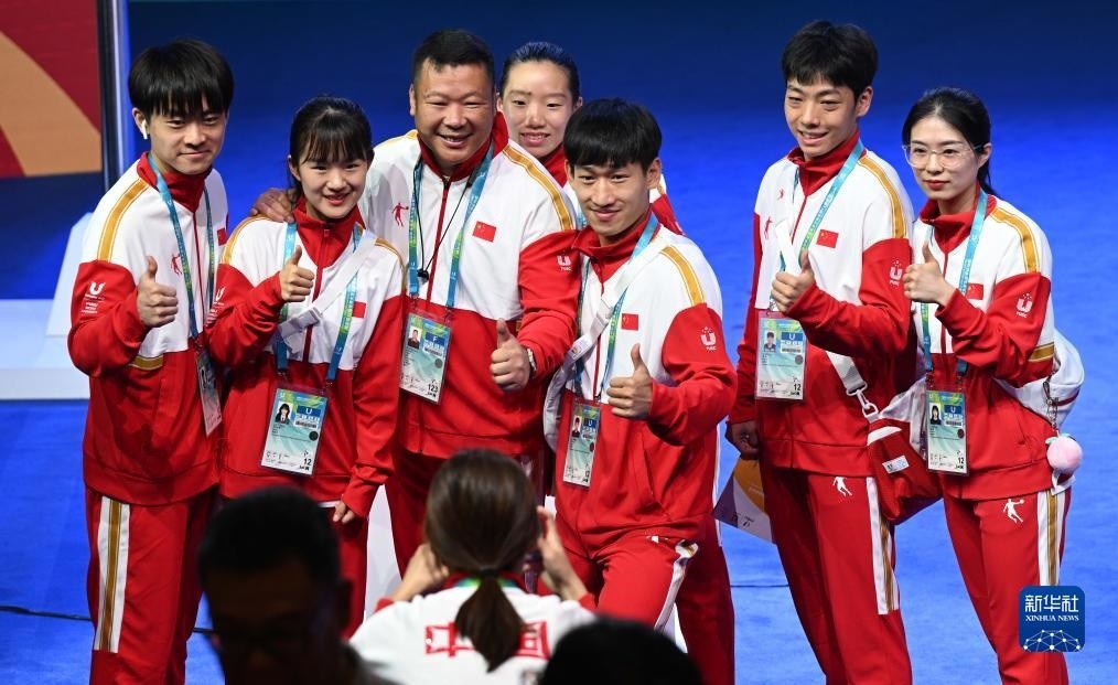 7月22日，中國代表團部分成員在歡迎儀式后合影。新華社記者 王曦 攝