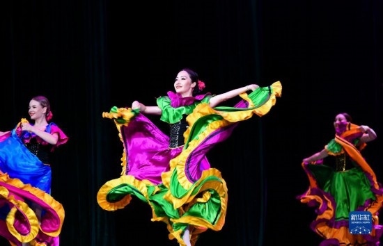 7月21日，哈薩克斯坦薩爾塔納國家舞蹈團(tuán)的演員在演出。