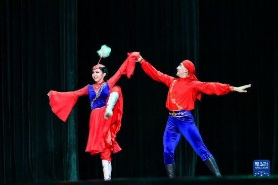 7月21日，哈薩克斯坦薩爾塔納國家舞蹈團(tuán)的演員在演出。