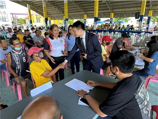 中方與菲方一道將中國援菲化肥分發(fā)至菲農戶手中。中國駐菲律賓大使館供圖