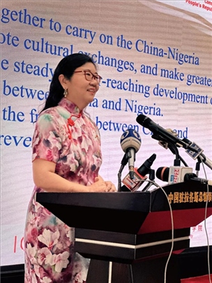 中國駐拉各斯總領(lǐng)館總領(lǐng)事嚴宇清致辭。駐拉各斯總領(lǐng)館供圖