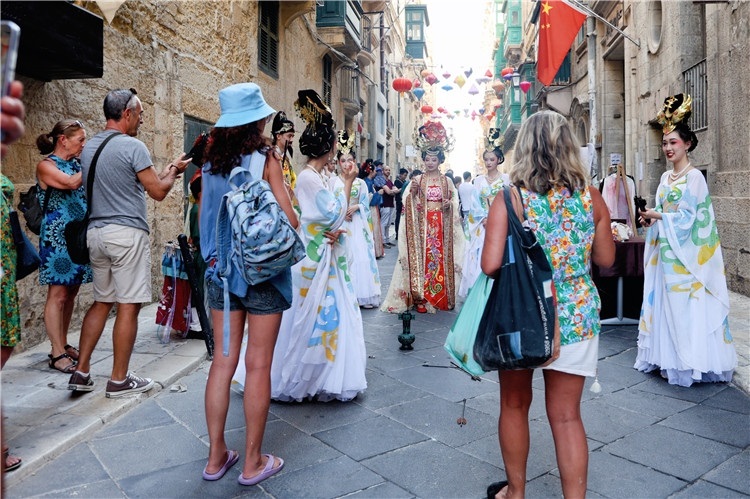 圖為花燈點亮儀式現(xiàn)場。 馬耳他中國文化中心供圖