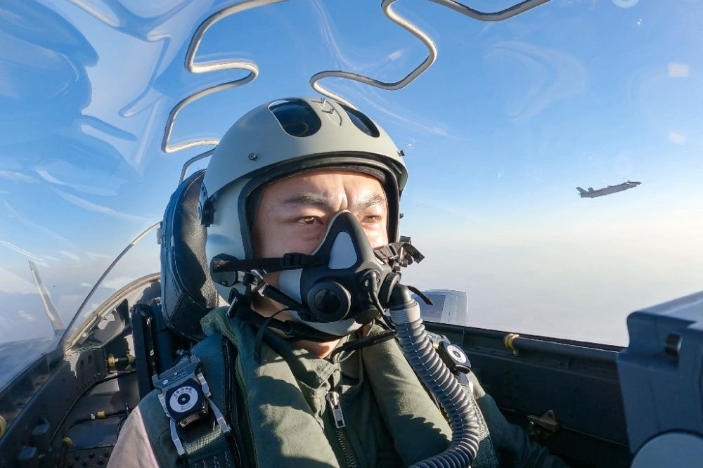 ↑全國(guó)人大代表、“強(qiáng)軍先鋒飛行大隊(duì)”大隊(duì)長(zhǎng)高中強(qiáng)進(jìn)行編隊(duì)飛行訓(xùn)練（2023年2月9日攝）。新華社發(fā)（姜皓元 攝）