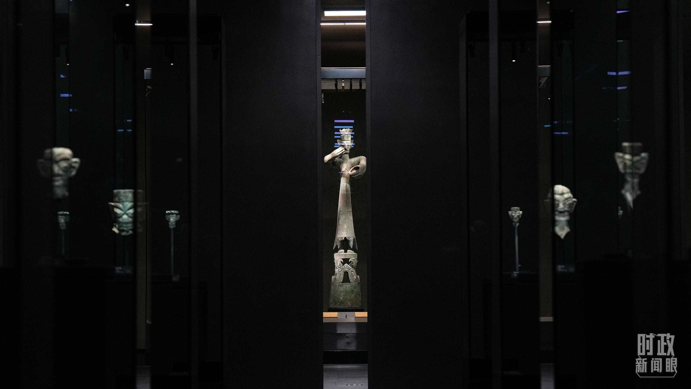 △三星堆出土的青銅大立人像。（總臺國廣記者李晉拍攝）