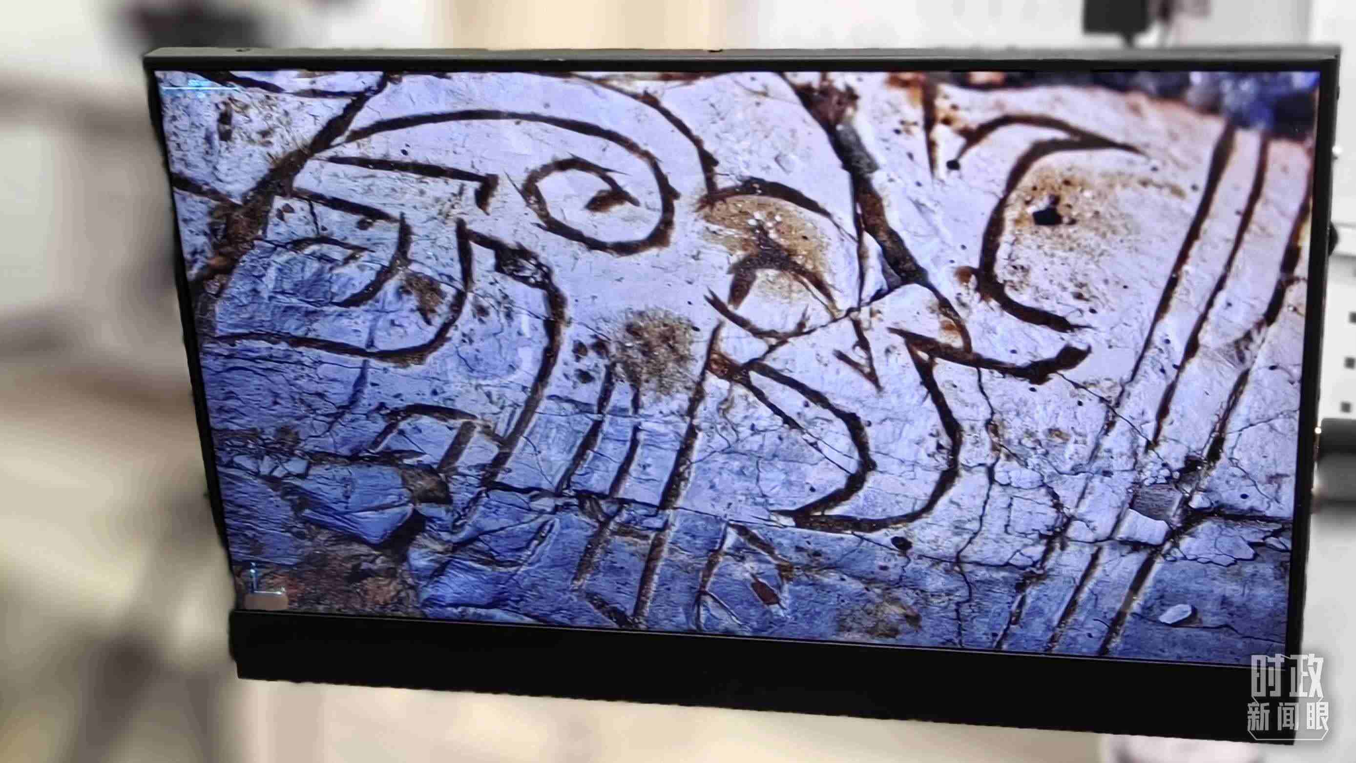 △顯微鏡下，三星堆文物的紋路清晰可見。（總臺央視記者王萌萌拍攝）