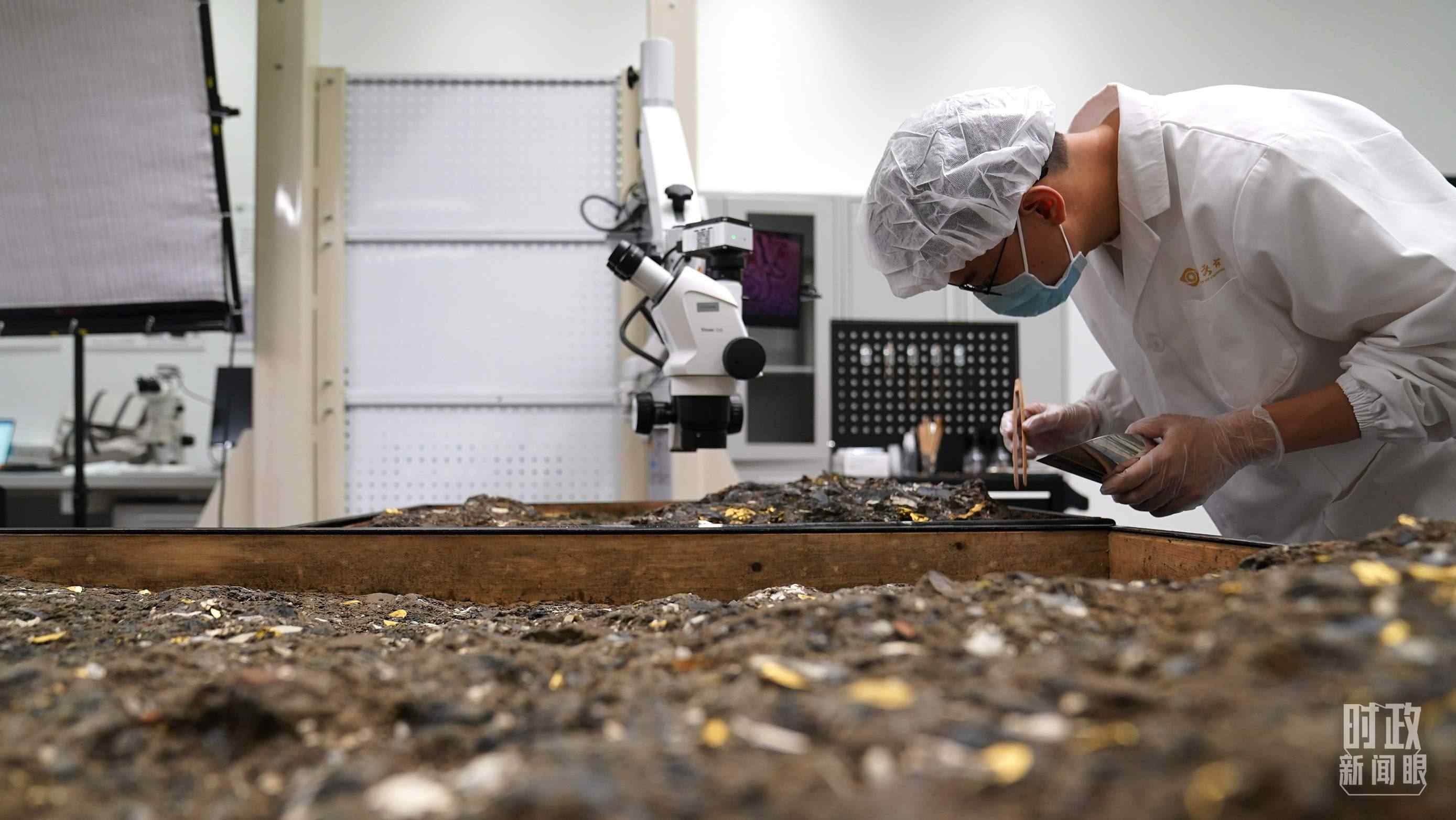 △工作中的三星堆文保人員。（總臺國廣記者李晉拍攝）