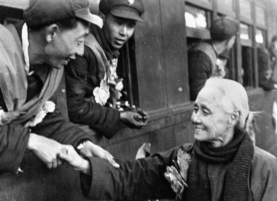 全國(guó)的鐵路工人們，一批批地志愿前往朝鮮前線工作，這是隴海路的鐵路工人魏志杰在臨行時(shí)和他母親告別的情形。新華社發(fā)（資料照片）