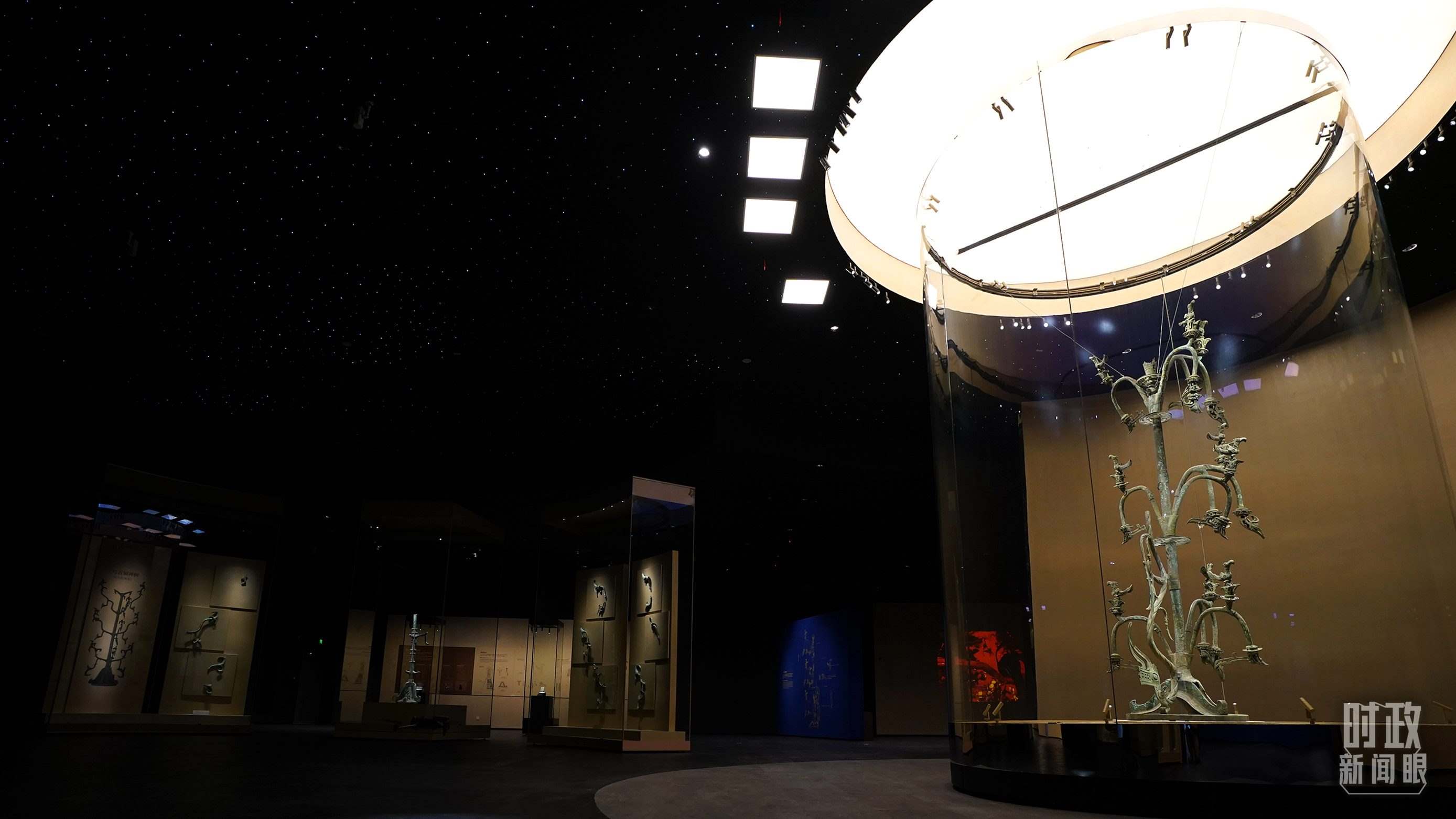 △三星堆出土的青銅神樹。（總臺國廣記者李晉拍攝）